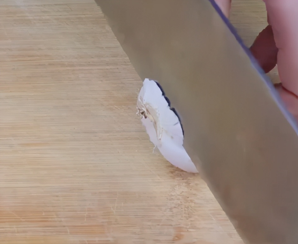 怎样剥大蒜皮又快又好妙招,怎样用小刀快速剥大蒜皮