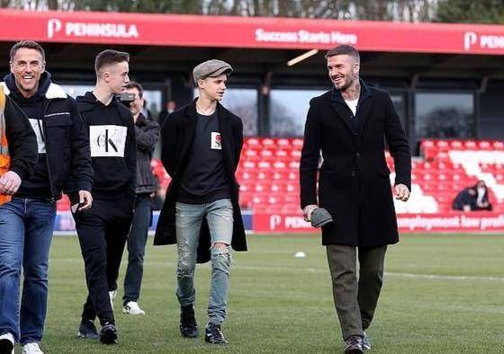 自嘲体力不好？贝克汉姆懒理儿子恋爱传闻，独自爬雪山发文引唏嘘