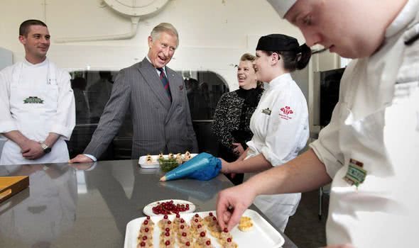 查尔斯欠债,查尔斯王子接济哈里