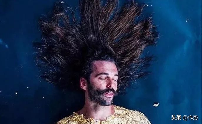 这位大胡子大哥，竟然偷了宋茜和杨幂的衣服去走红毯？！