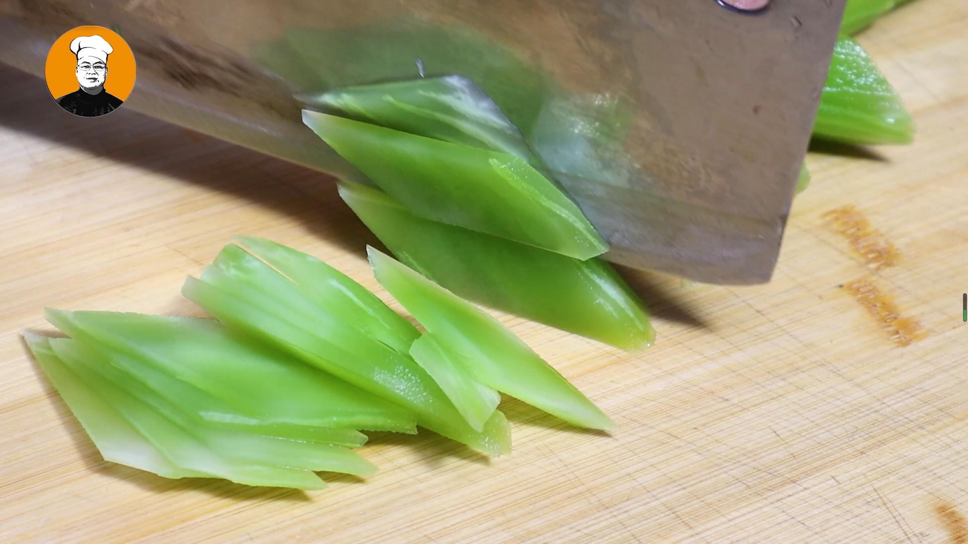 如何炒莴笋又好吃又好看,莴笋这样炒才能炒出饭店的味道