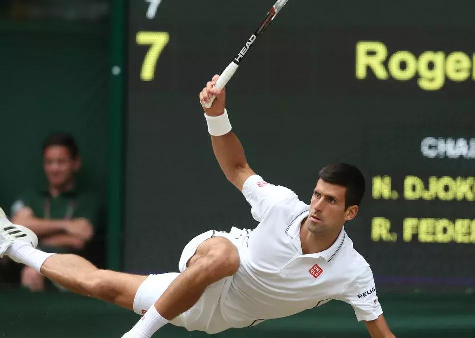 网球球员摔倒,网球拍摔地上反弹接住