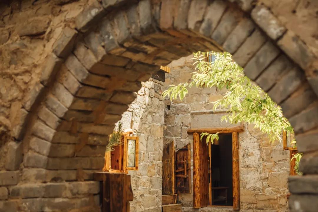 神仙眷侣辞掉高薪工作，爆改废弃山谷，造无边恒温泡池，全景树屋