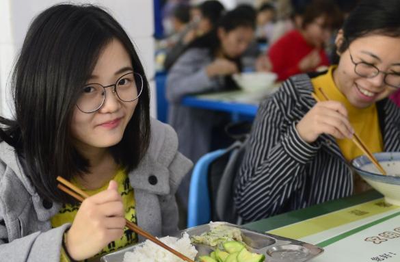 为啥大学食堂饭菜那么“便宜”?不怕“亏”吗?这4点原因很现实