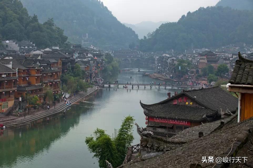 中国最美丽的小城，历经沧桑翘檐如翼的吊脚楼，缓缓流淌的沱江