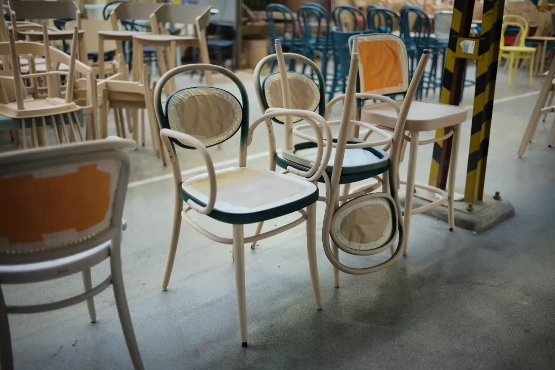 探访TON工厂看经典椅子背后的故事|疯狂24h我们去捷克干了啥？