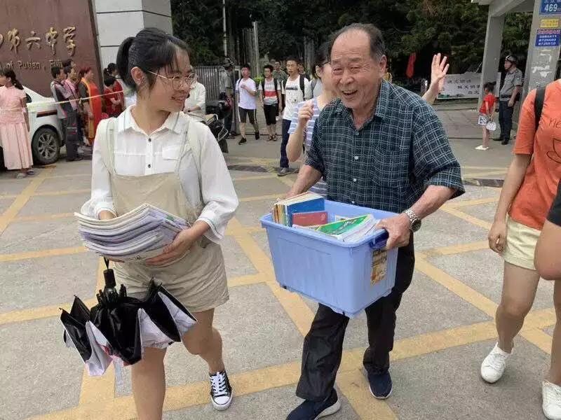 考完啦！莆田考场外上演“00”后深情告白！这些场景都太美~~