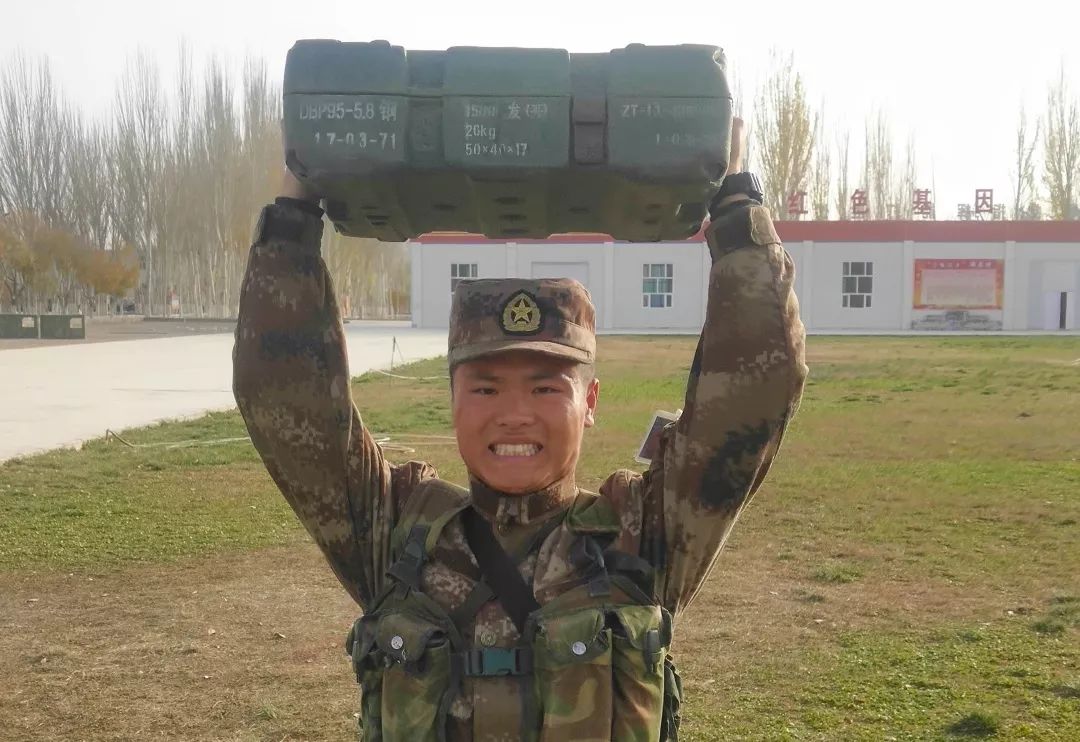 00后新兵入伍蜕变,新兵入伍的蜕变