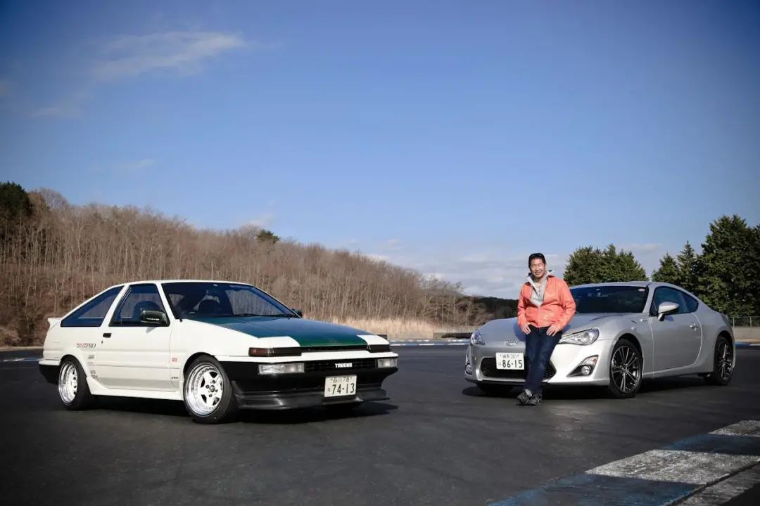 藤原拓海的ae86到底是什么车,藤原拓海ae86与夏树见面场景