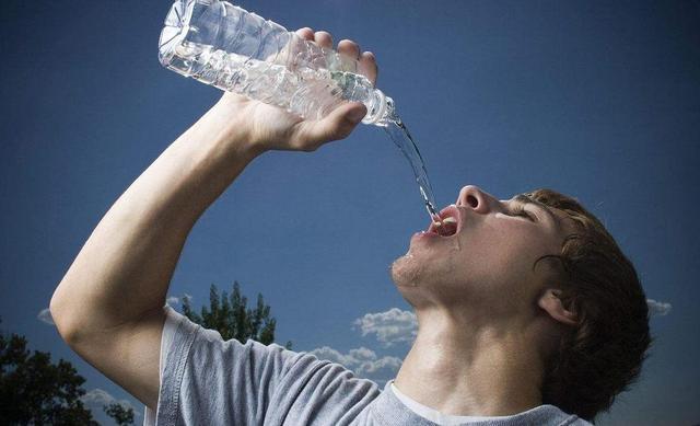 一喝水就尿多是肾脏出问题了吗,一喝水就尿多是肾好还是不好