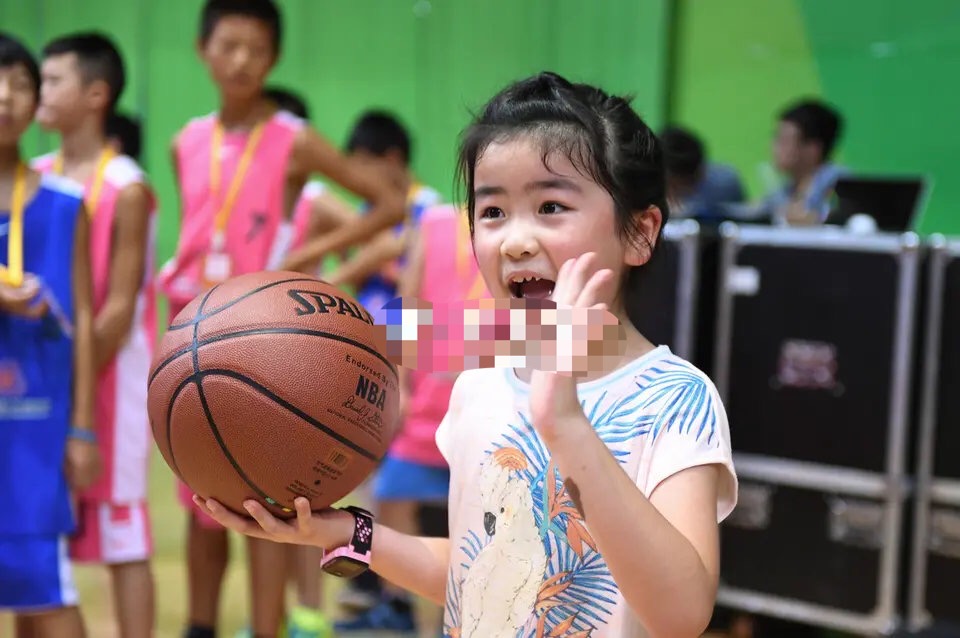 姚明13岁女儿近照曝光,姚明13岁女儿近照