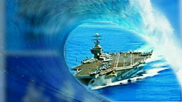海啸能摧毁航母吗，航母在深海航行,若遇到狂风巨浪,会被掀翻么