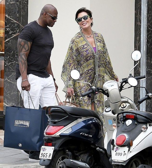 64岁卡戴珊妈妈也撒娇？和39岁黑人小男友在办公室亲吻，太甜了吧