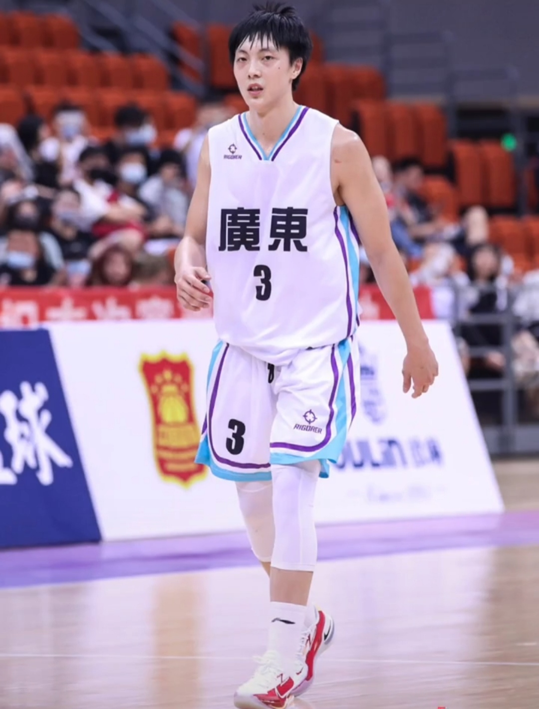 2023全明星胡明轩上脚球鞋,cba球员胡明轩上脚球鞋