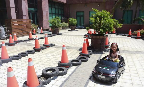 这家酒店有全台唯一「乌龙院主题房」,还能在馆内开赛车