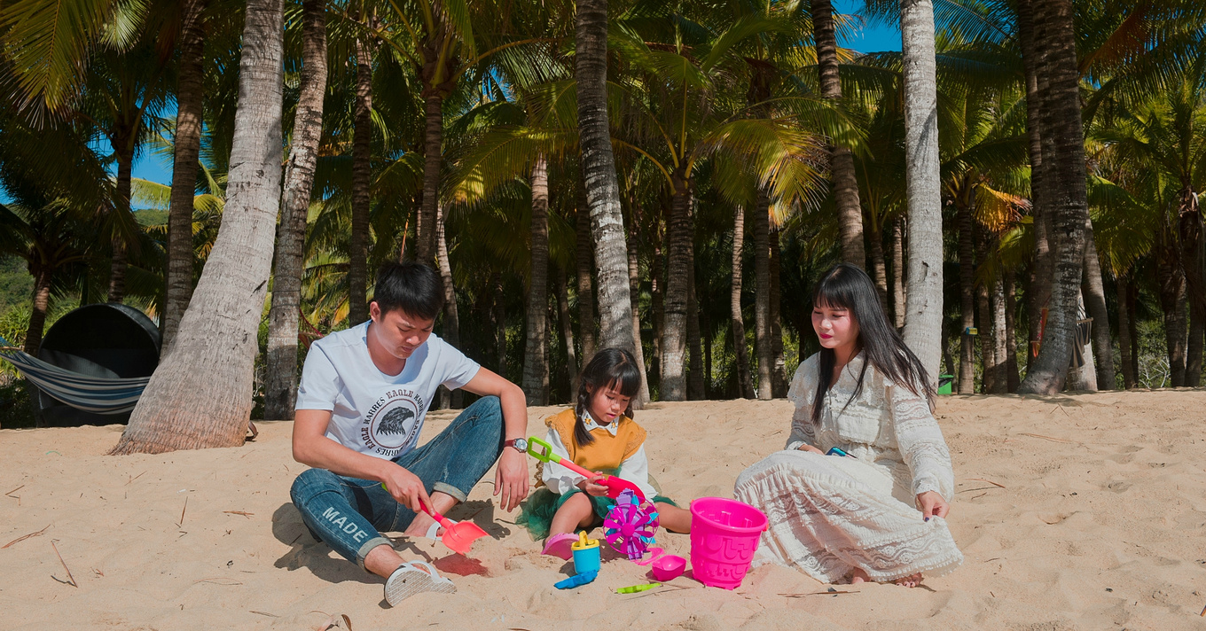 你在南方瑟瑟发抖，我在这里遛娃、看猴、赶海····