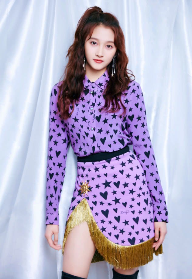 关晓彤高级感穿裙,关晓彤半身裙露脐