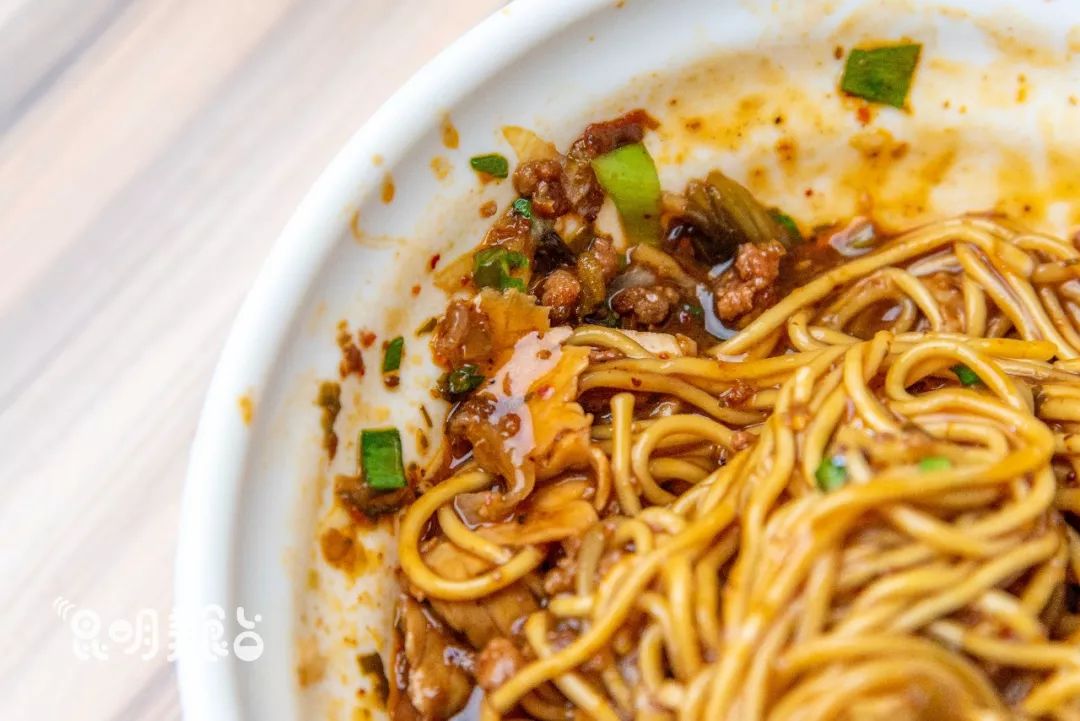 昆明330天都在排队的卤面馆，不收钱收饭票，只卖到下午2点