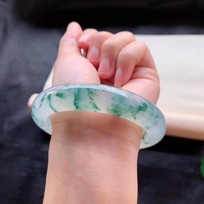 近十万买翡翠手镯实际值2万,一万多买的翡翠手镯有条石纹