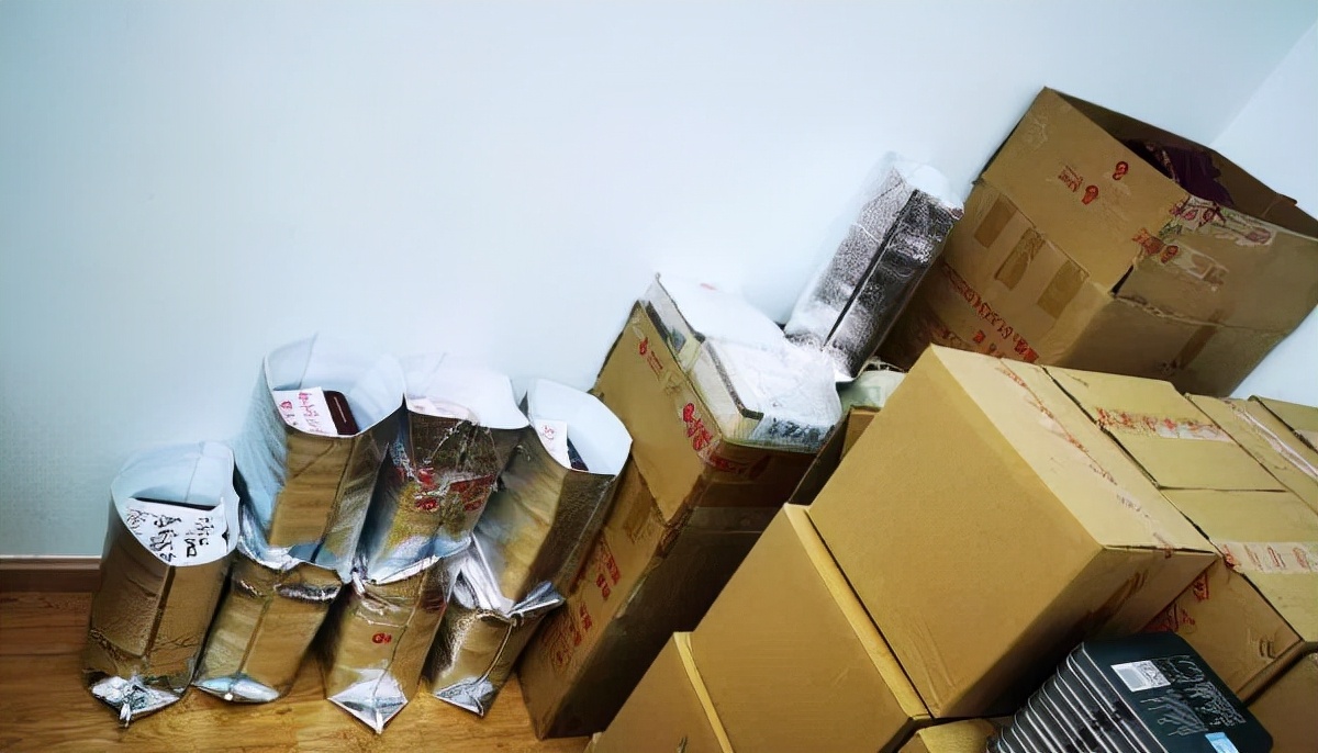 民警健身时巧遇洗钱嫌犯,民警训练吃零食