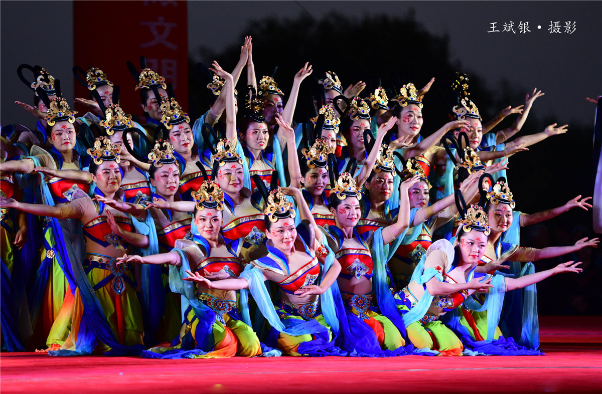 在敦煌跳敦煌舞,跳敦煌的舞蹈服