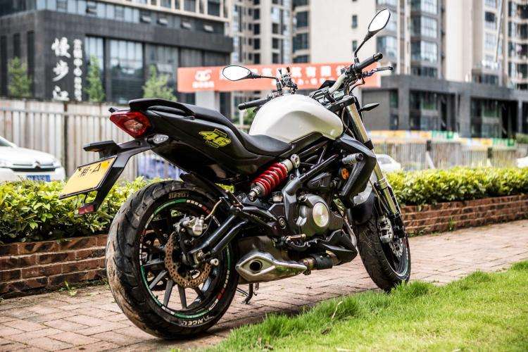 新版黄龙300机车测评,黄龙300属于街车吗