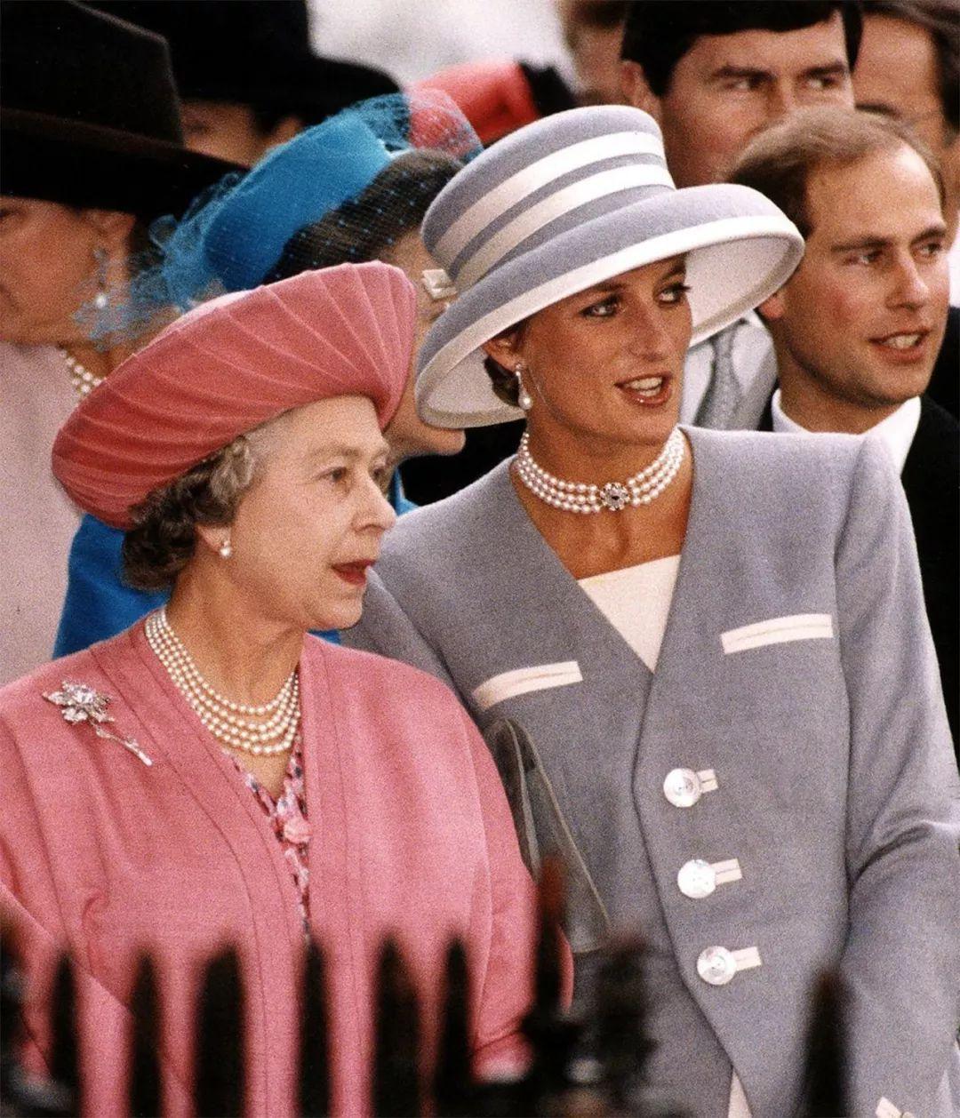 戴安娜在机场喊爸爸,菲利普亲王和戴安娜恋爱过程