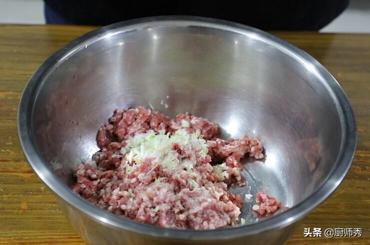 大厨做汆牛肉丸子怎么调馅,汆牛肉丸子的做法厨师