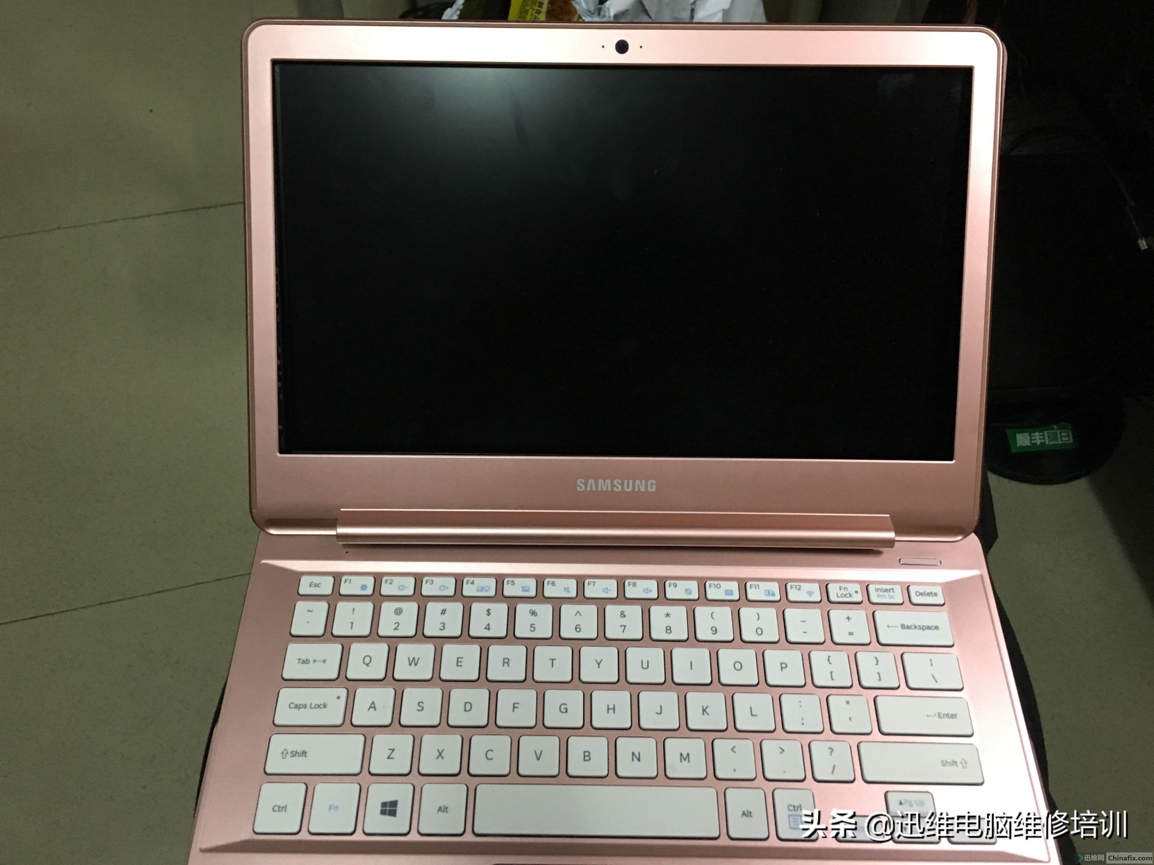 三星910S笔记本闪屏,无背光,原来问题出在这儿,几分钟轻松搞定