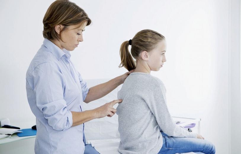 挺直腰杆别驼背,挺直腰板别刻意前凸