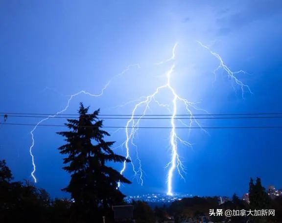 温哥华现最美晚霞+闪电温村秒变梦幻魔法城