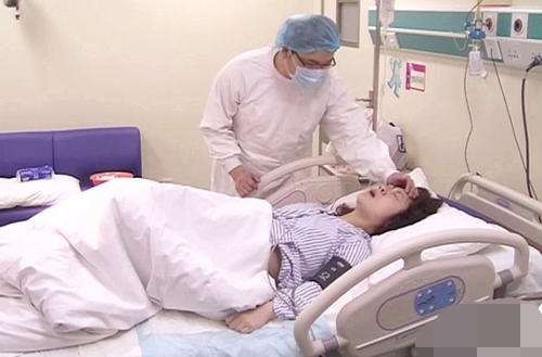 妻子宫口开了8指，产室外丈夫却痛哭下跪：求求医生，孩子不要了