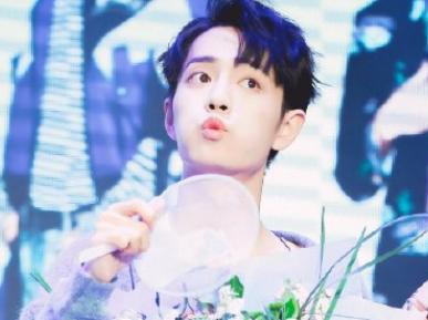 肖战花生没扔进嘴里还嚼了几下,肖战演技眼神魅惑