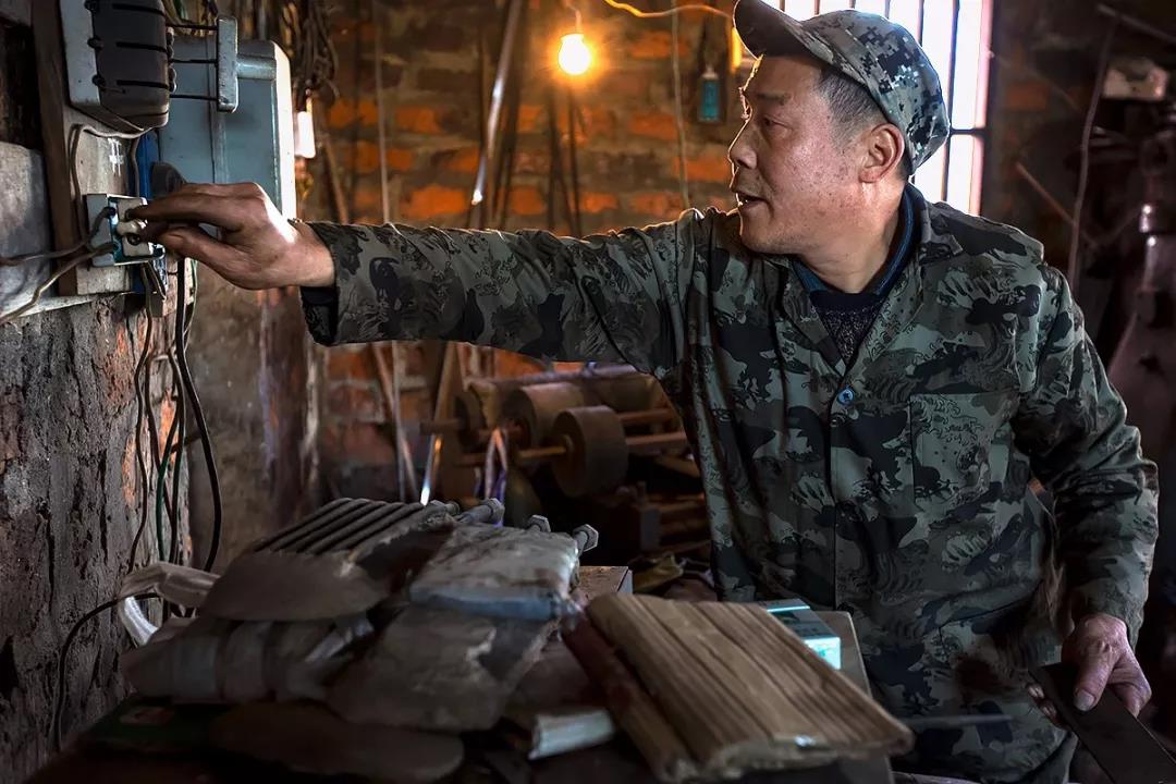 闪石乡锻刀匠：42年只为做好一把菜刀！