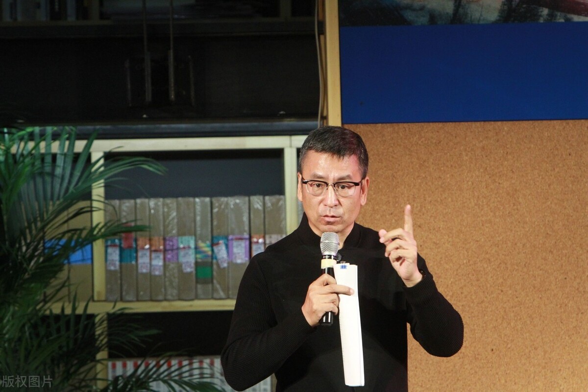 初中体育老师比数学老师还牛你信吗？白岩松说这是真的