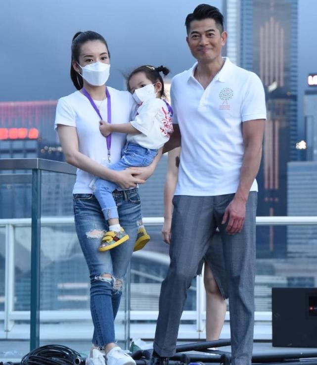 郭富城带方媛逛家具店,郭富城陪方媛逛街很是甜蜜