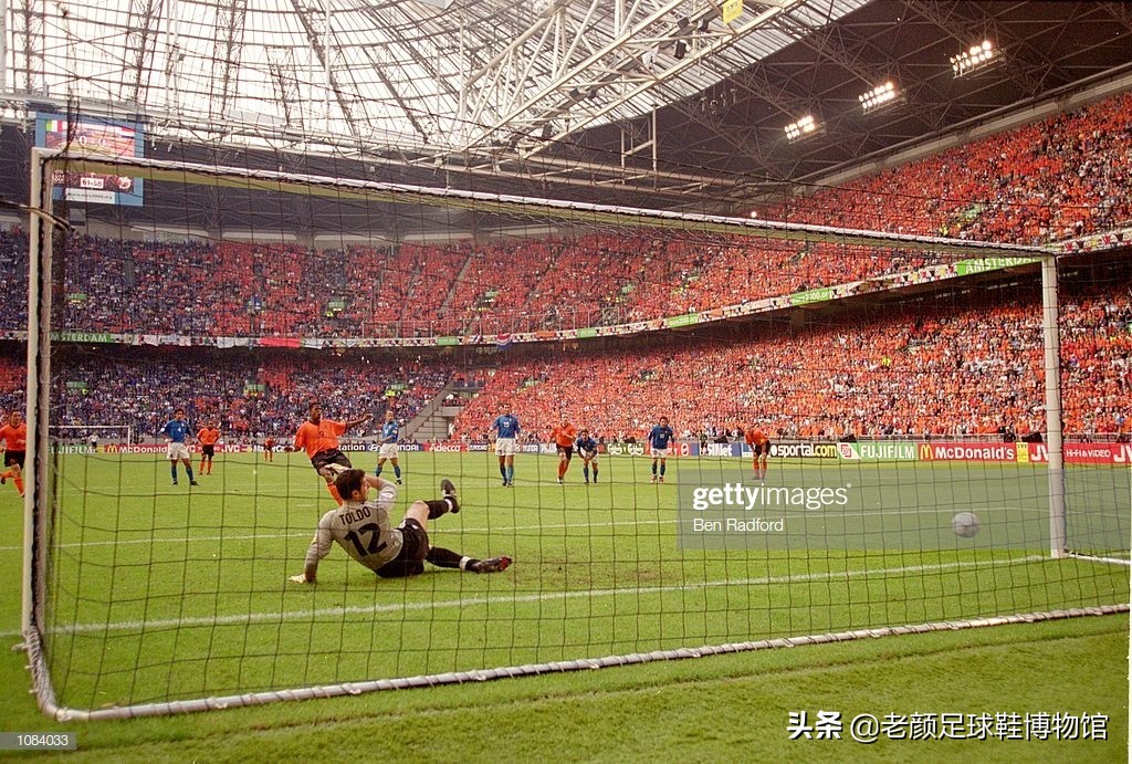 踢翻米兰王朝的贾府少年，身背“杀人犯、强奸犯”恶名的荷兰锋霸