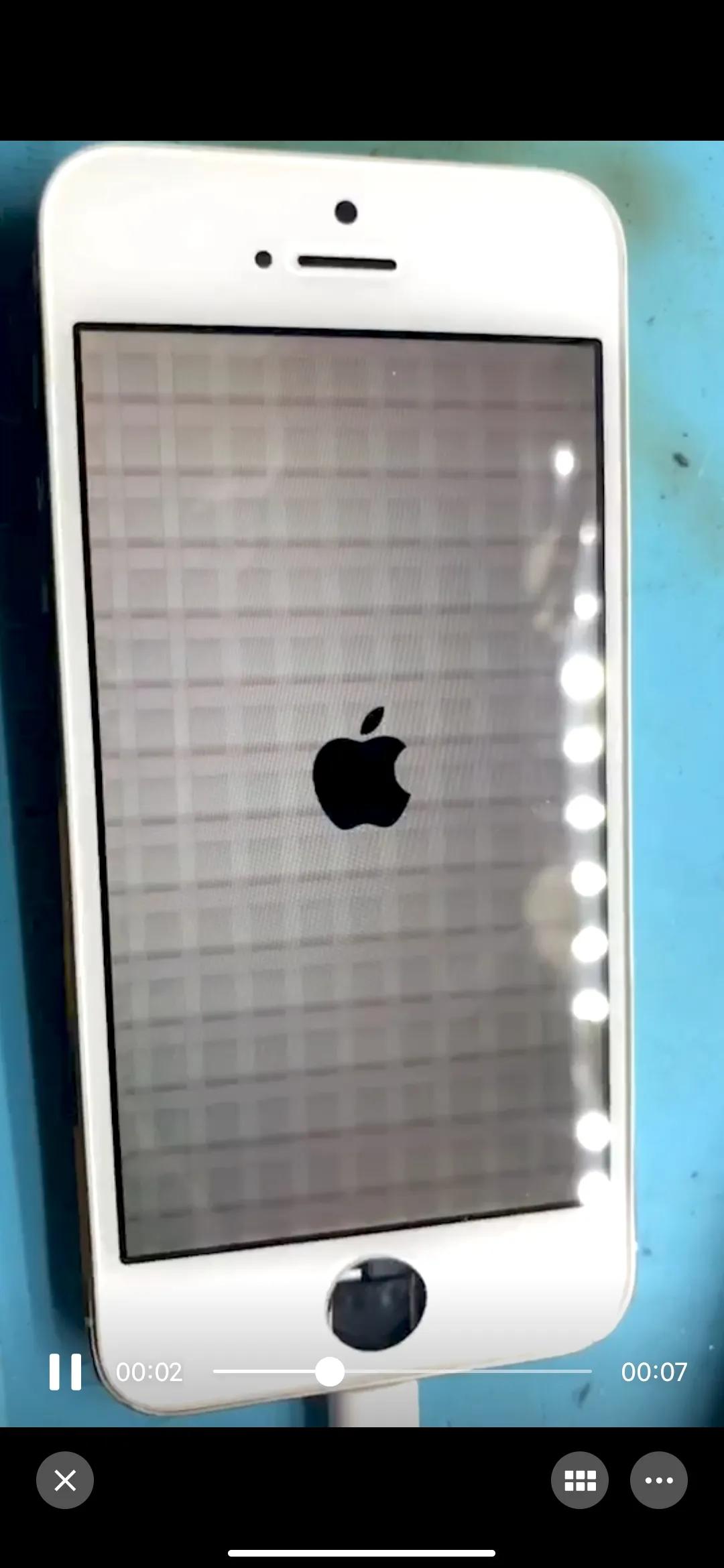 苹果5se开机花屏维修,苹果5s开机键坏开不了机