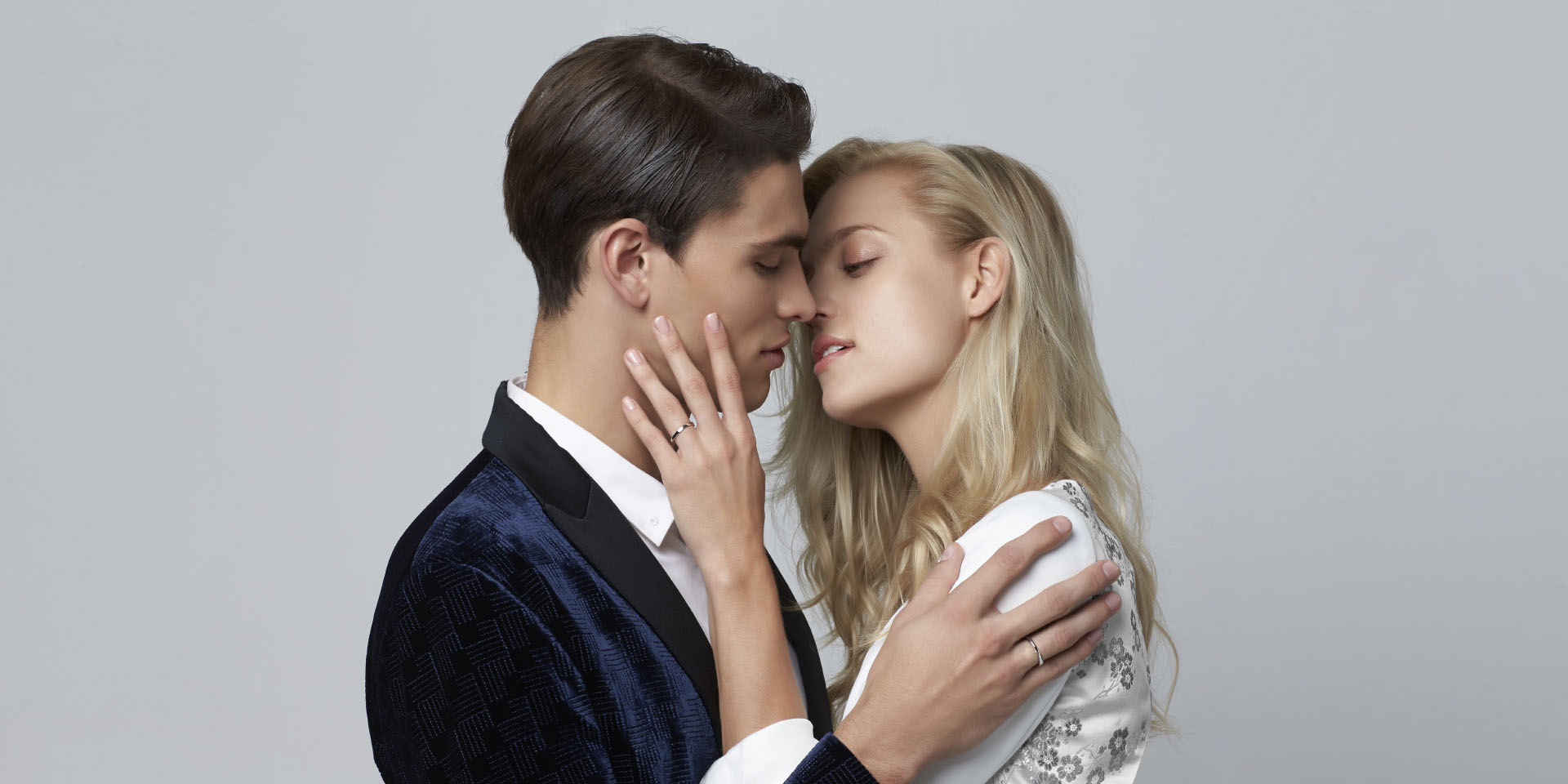 钻戒女方是戴哪只手,女人钻戒应该戴哪只手是正确的