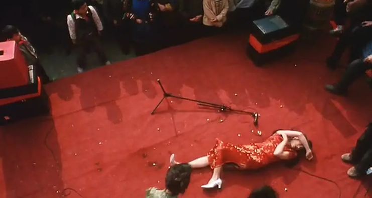 16岁“小镇荡妇”的屈辱成长史，这部电影道尽了人性和欲望