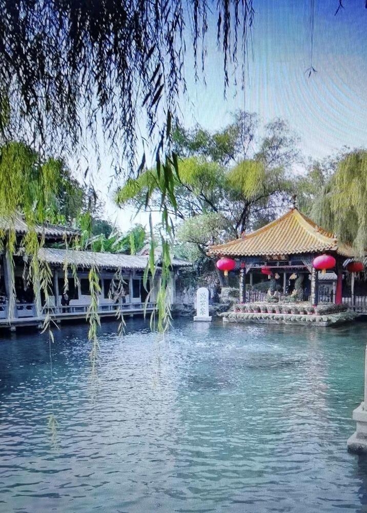 趵突泉位居济南72名泉之冠,济南趵突盛景