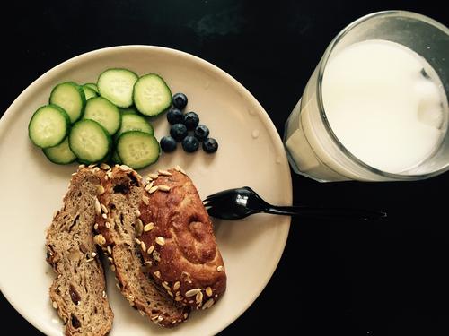 全脂牛奶和脱脂牛奶哪个适合健身,健身哪种脱脂牛奶最好