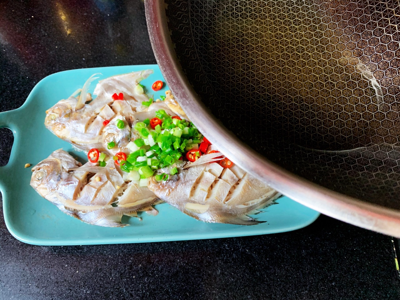 清蒸鲳鱼的做法最正宗的做法,清蒸鲳鱼是用鲜鲳鱼还是冻鲳鱼