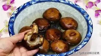 洗香菇只用盐可以吗,香菇只用清水洗可以吗