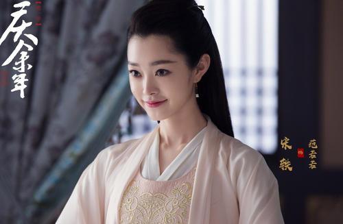 宋轶头戴花浅紫色梦幻纱裙,宋轶同款白色纱裙