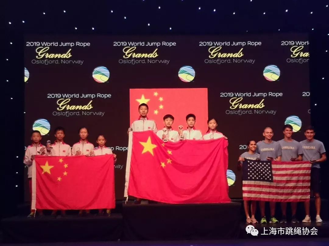 一个小学生跳绳,一个小男孩跳绳震惊全校