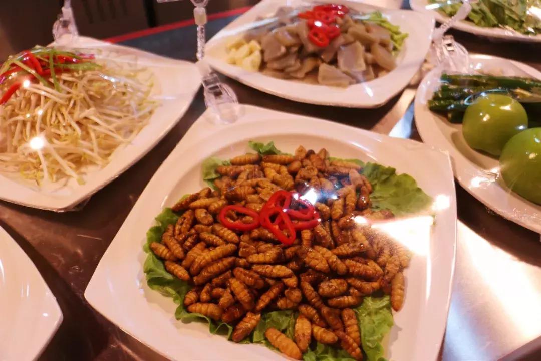 龙门小龙虾烧烤,夏天路边大排档撸串啤酒小龙虾