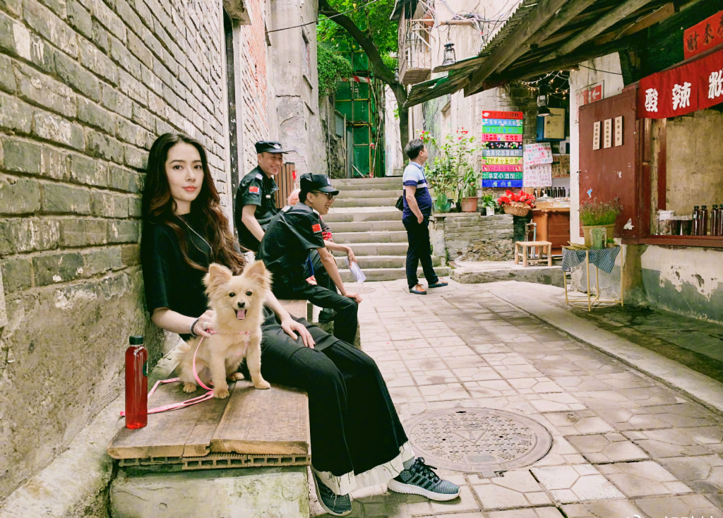 向佐郭碧婷街边偶遇,向佐郭碧婷郊外游玩照片