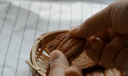 宝宝多大要吃两顿主食,宝宝加餐吃多少