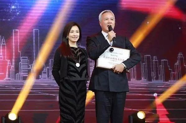 张庭夫妇捐款2000万抗疫！曾因纳税21亿上热搜，微商真这么赚钱？